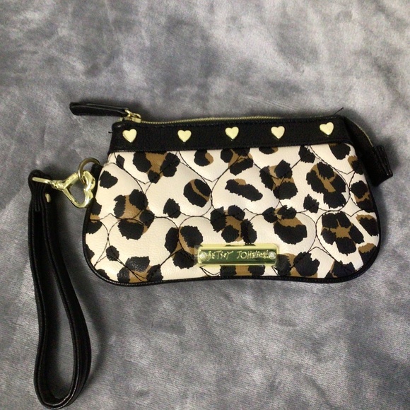 Betsey Johnson Quilted Hearts Leopard Print Wristlet Cream/Black/Brown - Picture 1 of 4